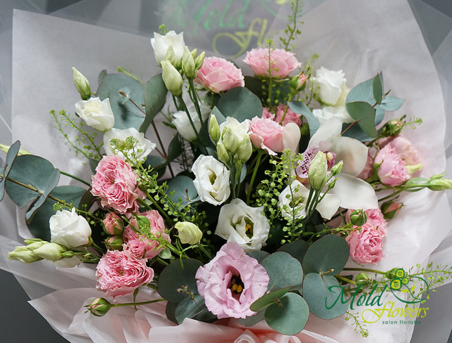 Букет из кустовых розовых роз и белой эустомы Фото